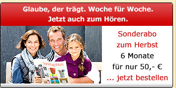 Ihr Gl�cksgriff zur Herbst - Zwei Erwachsene und ein Kind lesen das Katholische Sonntagblatt