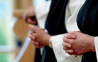 Führen Armut und Leiden in die Nachfolge Christi? Führen Armut und Leiden in die Nachfolge Christi?