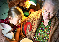 Bei Oma und Opa gibt es jeden Abend eine Geschichte Bei Oma und Opa gibt es jeden Abend eine Geschichte