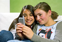 Auch Kinder können sich mit Handy-Filmen strafbar machen Auch Kinder können sich mit Handy-Filmen strafbar machen