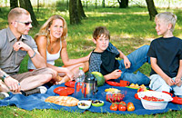 Faulenzen nach dem Picknick und Spaß im Schwimmbad Faulenzen nach dem Picknick und Spaß im Schwimmbad