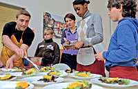 Der Chefkoch im Restaurant besucht noch die Grundschule