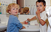 Kinder brauchen einen Hort, wenn Eltern nachts arbeiten Kinder brauchen einen Hort, wenn Eltern nachts arbeiten
