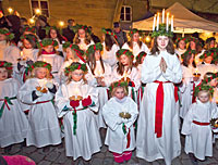 Lucia trägt das Licht durch die dunklen Straßen Lucia trägt das Licht durch die dunklen Straßen
