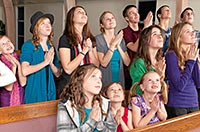 Gott zeigt, dass er uns auf unserem Weg begleiten will Gott zeigt, dass er uns auf unserem Weg begleiten will