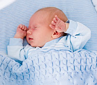 Babys schlafen im eigenen Bett auf dem Rcken am sichersten
