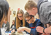 Mit Bibel, Rotlichtbrille und Teamgeist die Rätsel lösen Mit Bibel, Rotlichtbrille und Teamgeist die Rätsel lösen
