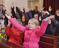 Kleine Kinder lauschen das Gebet von Mama und Papa ab Kleine Kinder lauschen das Gebet von Mama und Papa ab