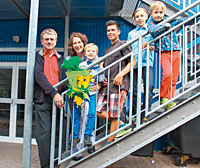 Nach zwei Adoptionen kamen noch zwei leibliche Kinder Nach zwei Adoptionen kamen noch zwei leibliche Kinder