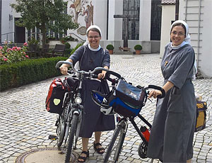 Mit wehenden Kleidern auf der Fahrradtour