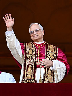 zum kompletten Artikel des neuen Papsts Leo XIV. Papst Leo XIV. bei der Begrüßung der Gläubigen im Petersdom