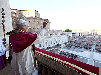 Papst Leo XIV. bei der Begrüßung der Gläubigen im Petersdom